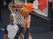 LOL赛事-戈贝尔内线压制，对方球员难以突破