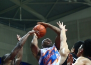 英雄联盟总决赛直播-雄鹿鏖战广州队，塔图姆带队取胜