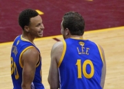 英雄联盟总决赛直播-上海队轻取新疆队，库里惊艳四座