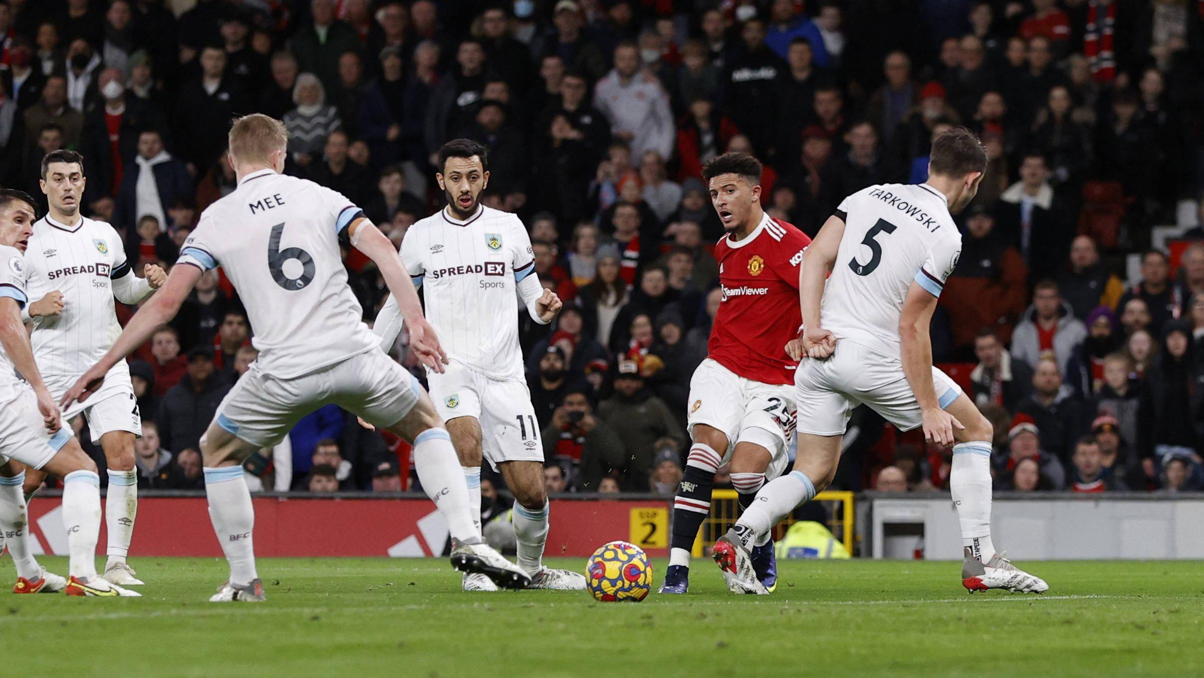 包含曼联主场失球，卫冕形势不妙的词条