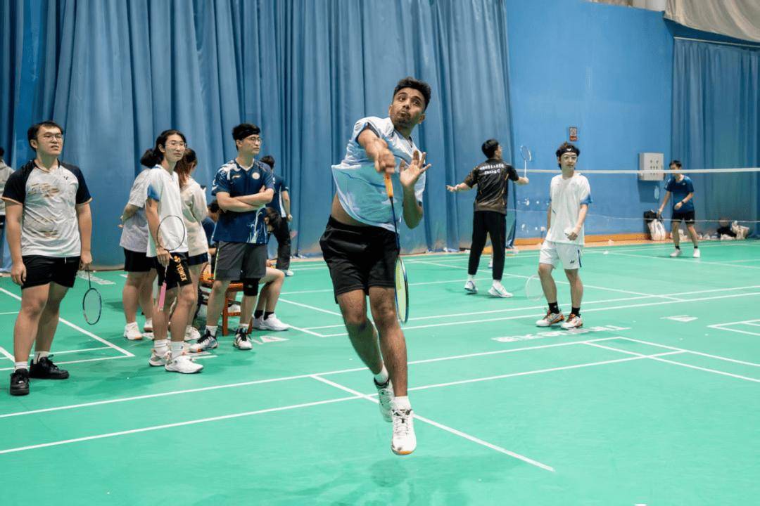 球星爆发！羽毛球赛场再现神级操作的简单介绍