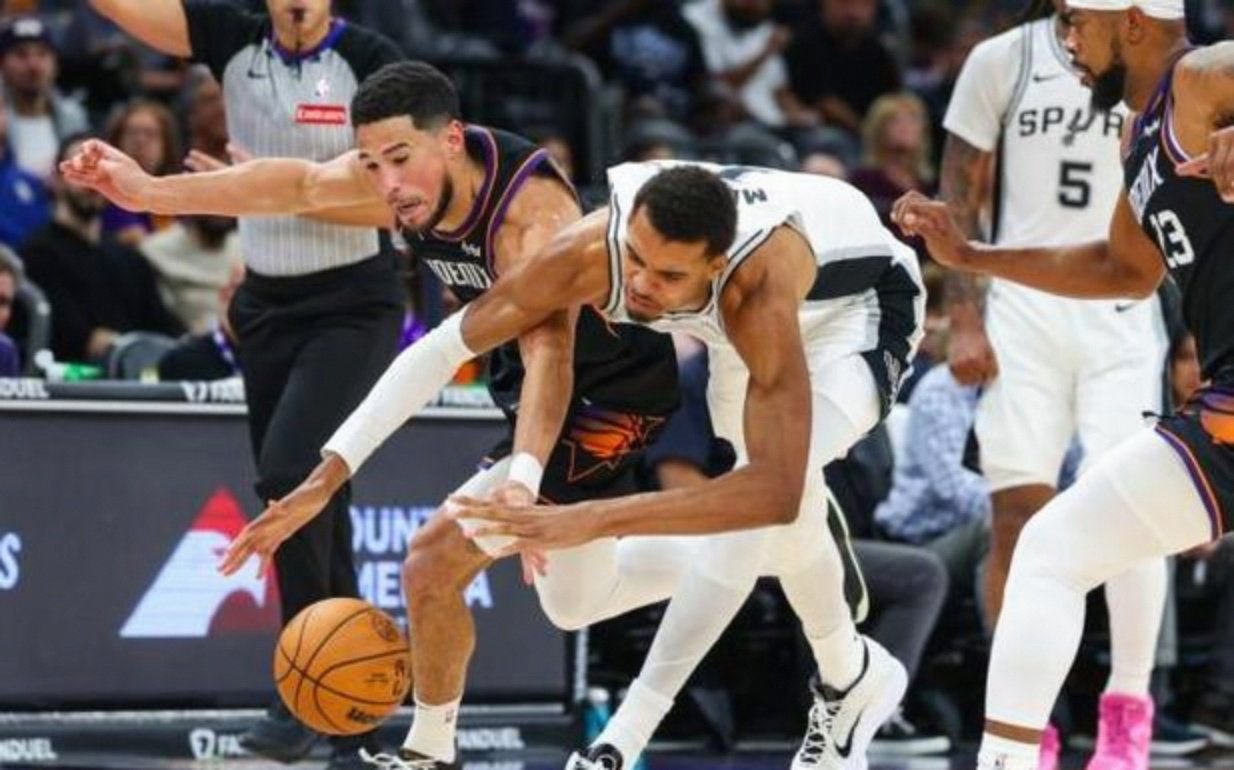 尼克斯翻盘马刺,布克扛起全队 尼克斯翻盘马刺,布克扛起全队