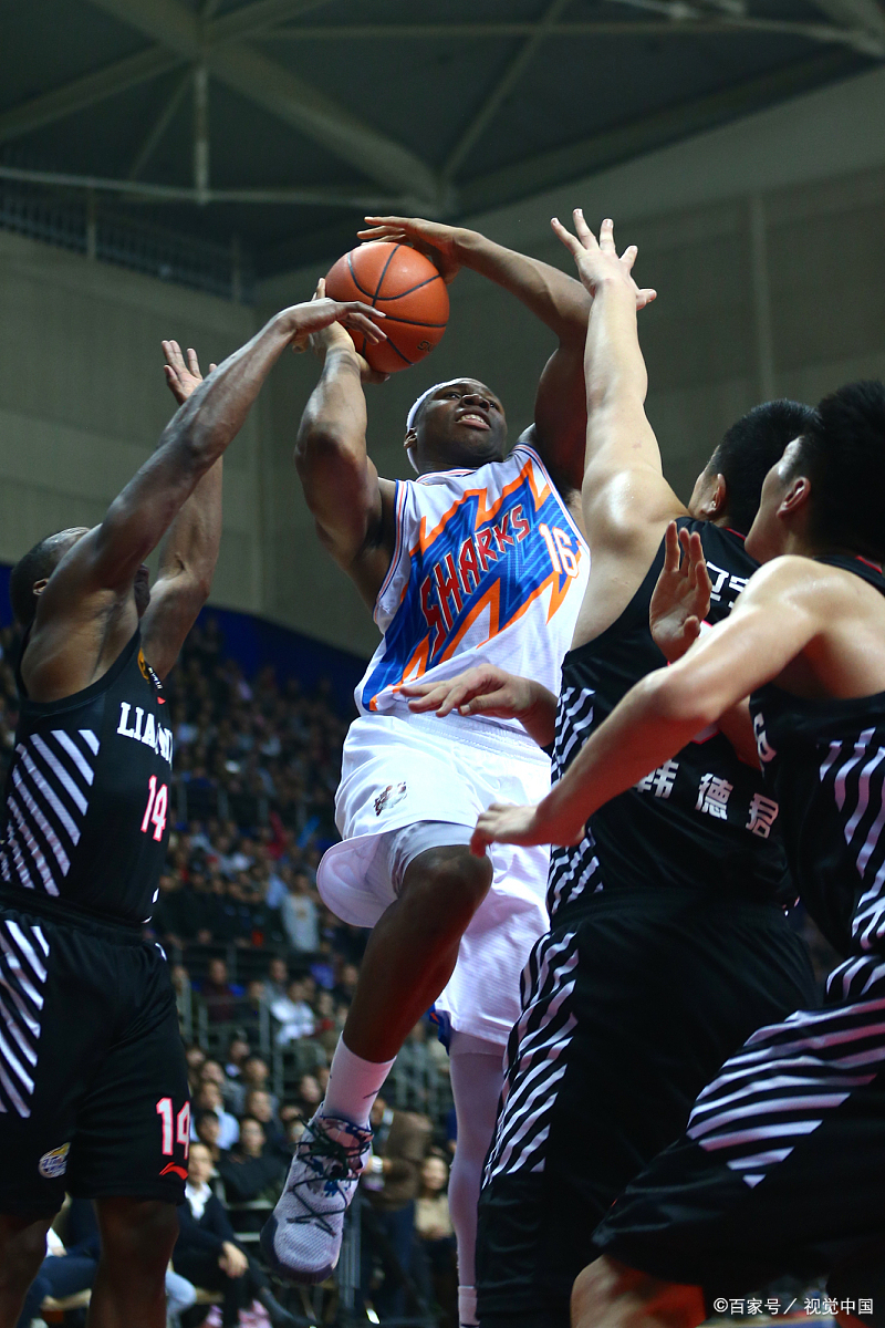 雄鹿鏖战广州队，塔图姆带队取胜