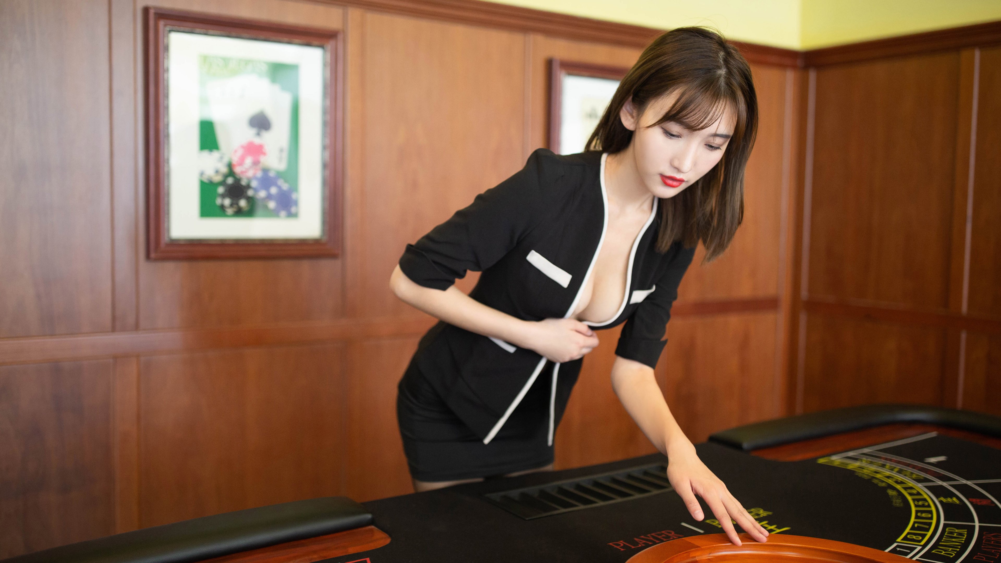 钢铁右腿与碳纤维王座，当绿茵场征服了巴林沙漠