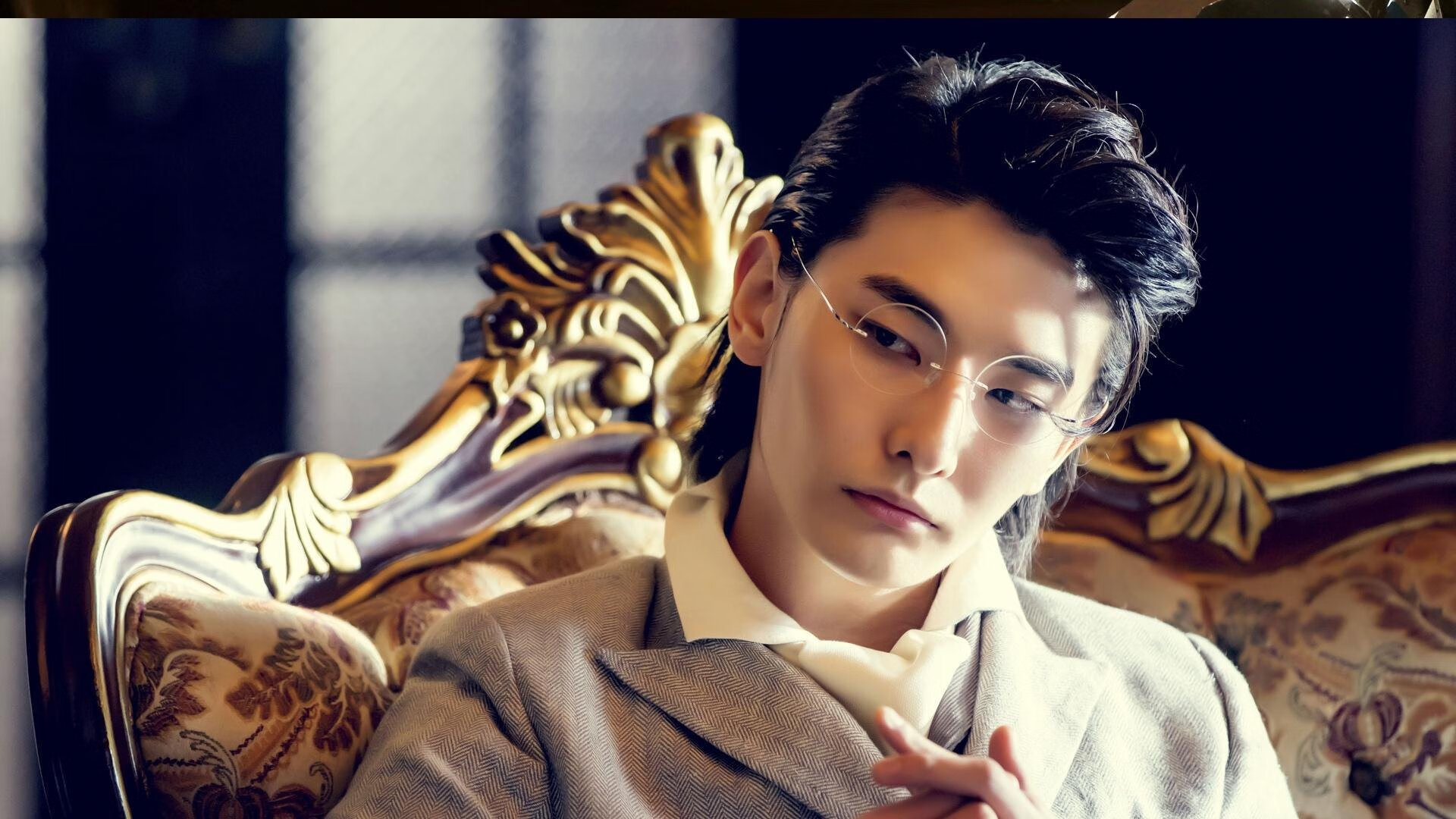 钢铁右腿与碳纤维王座，当绿茵场征服了巴林沙漠