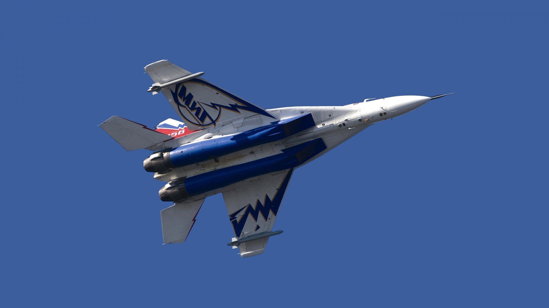 当布克在F1赛道上完成魔术横扫,观测者记录下的多维体育交叠事件